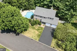 2227 Heather Ln, Pottstown, PA 19464 - Photo 2