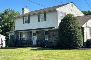 27 Oak Ln, Royersford, PA 19468 - Photo 2