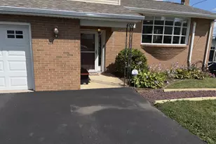 402 Grosstown Rd, Stowe, PA 19464 - Photo 2