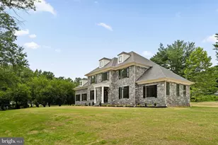 725 W Curry Dr, Blue Bell, PA 19422 - Photo 2