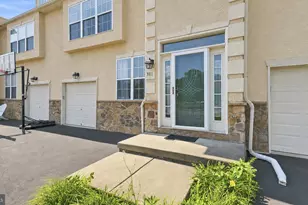 381 Manor Cir, Harleysville, PA 19438 - Photo 2