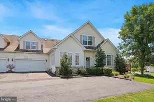 1032 Burgundy Cir, Pennsburg, PA 18073 - Photo 2