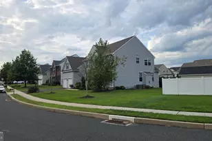 2009 Woodbridge Ln, Pennsburg, PA 18073 - Photo 4