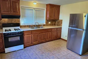 629 Maple Dr, Pottstown, PA 19464 - Photo 2