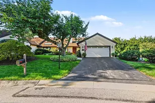 8 Bridle Ln, Blue Bell, PA 19422 - Photo 2