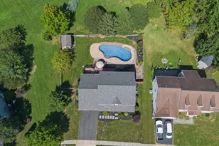 35 Pine Tree Dr, Royersford, PA 19468 - Photo 2