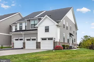 25 Tamarack Cir, Norristown, PA 19403 - Photo 2