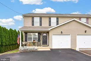 720 Montgomery Ave, Pennsburg, PA 18073 - Photo 1