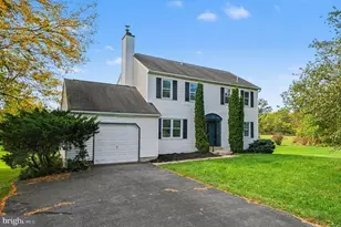 308 Hampton Cir, Gilbertsville, PA 19525 - Photo 2