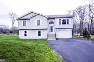 1019 Cricket Ln, Long Pond, PA 18334 - Photo 1