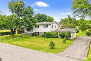 407 Colonial Dr, Stroudsburg, PA 18360 - Photo 1