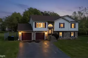 449 Clearview Dr, Long Pond, PA 18334 - Photo 2