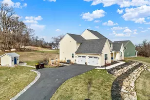 2645 Longridge Dr, Hellertown, PA 18055 - Photo 2