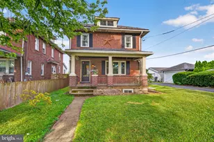 1118 Minsi Trail St, Bethlehem, PA 18018 - Photo 2