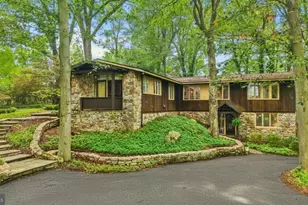 1657 Linden Oaks Ln, Bethlehem, PA 18015 - Photo 2