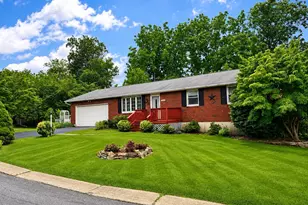 32 W Sylvan Dr, Northampton, PA 18067 - Photo 2