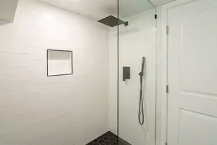 2001 S Norwood St, Philadelphia, PA 19145 - Photo 16