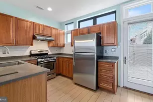 928 Wallace St, Philadelphia, PA 19123 - Photo 4