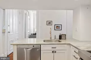 1035 Spruce St, Philadelphia, PA 19107 - Photo 26