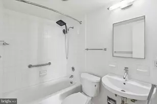 220 Locust St, Philadelphia, PA 19106 - Photo 10