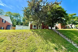 913 Lomond Ln, Philadelphia, PA 19128 - Photo 2