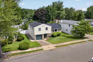 463 Pinewood Rd, Philadelphia, PA 19116 - Photo 2