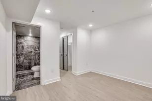 922 W Arizona St, Philadelphia, PA 19133 - Photo 14
