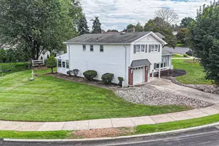 1103 Hedgerow Ln, Philadelphia, PA 19115 - Photo 2