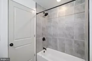 1020 W Arizona St, Philadelphia, PA 19133 - Photo 18