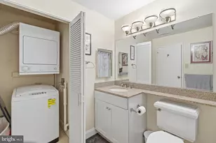 242941 Locust St, Philadelphia, PA 19103 - Photo 18