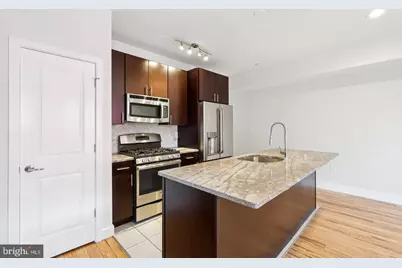 902 N 16th Street #B, Philadelphia, PA 19130 - Photo 2