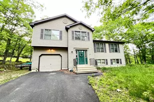 107 Warbler Ct, Bushkill, PA 18324 - Photo 2