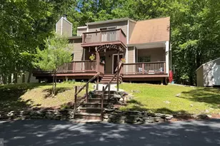 4271 Winchester Way, Bushkill, PA 18324 - Photo 1