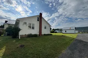 513 E Chestnut St, Hegins, PA 17938 - Photo 4