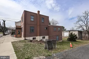 2042 Mahantongo St, Pottsville, PA 17901 - Photo 2