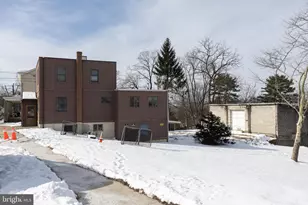 2042 Mahantongo St, Pottsville, PA 17901 - Photo 2