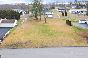 502 Parkmeadow Dr, Pottsville, PA 17901 - Photo 1