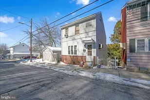 239 W Savory St, Pottsville, PA 17901 - Photo 2