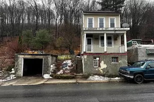 415 Peacock St, Pottsville, PA 17901 - Photo 2