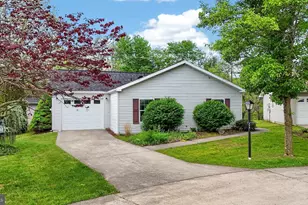 860 Trestle Ct, Pine Grove, PA 17963 - Photo 1