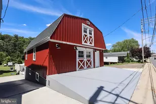 562 Peacock St, Pottsville, PA 17901 - Photo 1