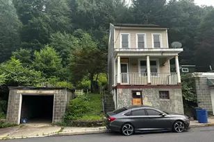 415 Peacock St, Pottsville, PA 17901 - Photo 2