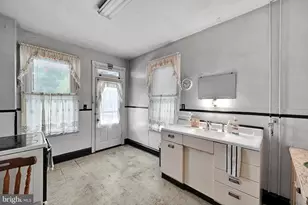 1746 W Norwegian St, Pottsville, PA 17901 - Photo 10