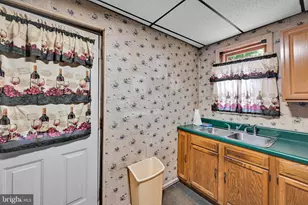 240 N 12th St, Pottsville, PA 17901 - Photo 14