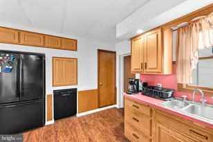 999 E Norwegian St, Pottsville, PA 17901 - Photo 14