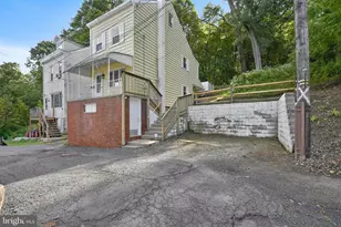 1023 W Schuylkill Ave, Pottsville, PA 17901 - Photo 2