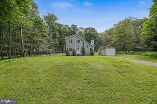 1065 Breezewood Dr, Newfoundland, PA 18445 - Photo 2