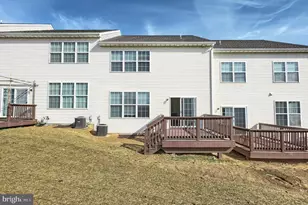 2233 Live Oak Ln, York, PA 17406 - Photo 4