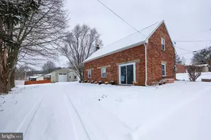 9 Dixie Dr, Red Lion, PA 17356 - Photo 2