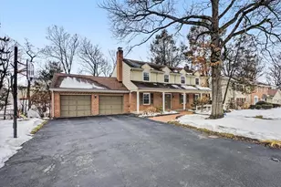 540 Gatehouse Ln W, York, PA 17402 - Photo 2